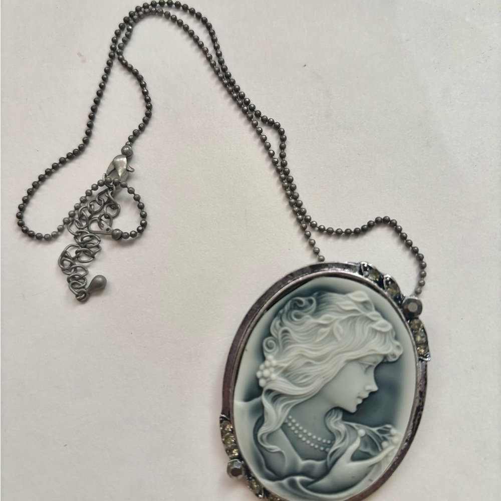 Gray Cameo Pendant Necklace - Women Jewelry - Picture 3 of 4